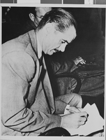 Photograph of Howard Hughes at hearing, Washington, D.C., November 08, 1947