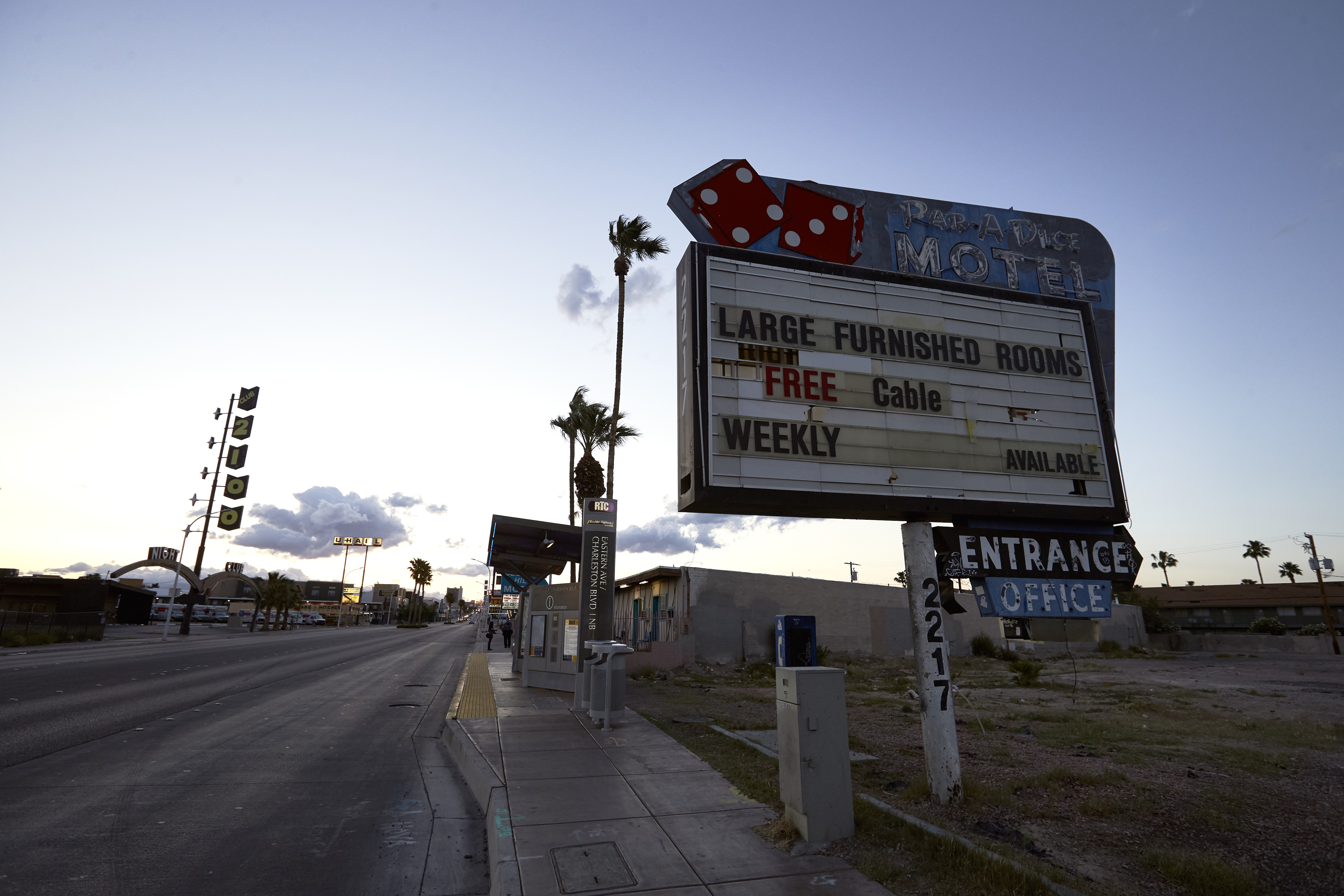 Photographs of Par-A-Dice Motel sign, Las Vegas (Nev.), April 18, 2017