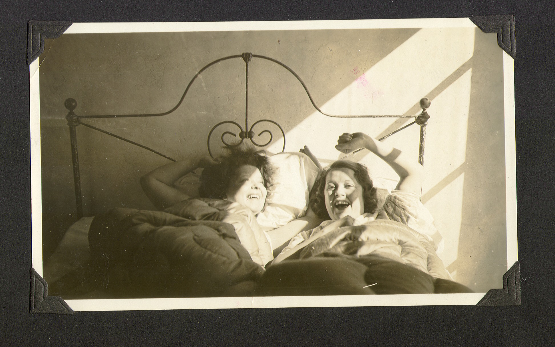 Clara Bow Bell and friend Marion Lewyn: photographic print