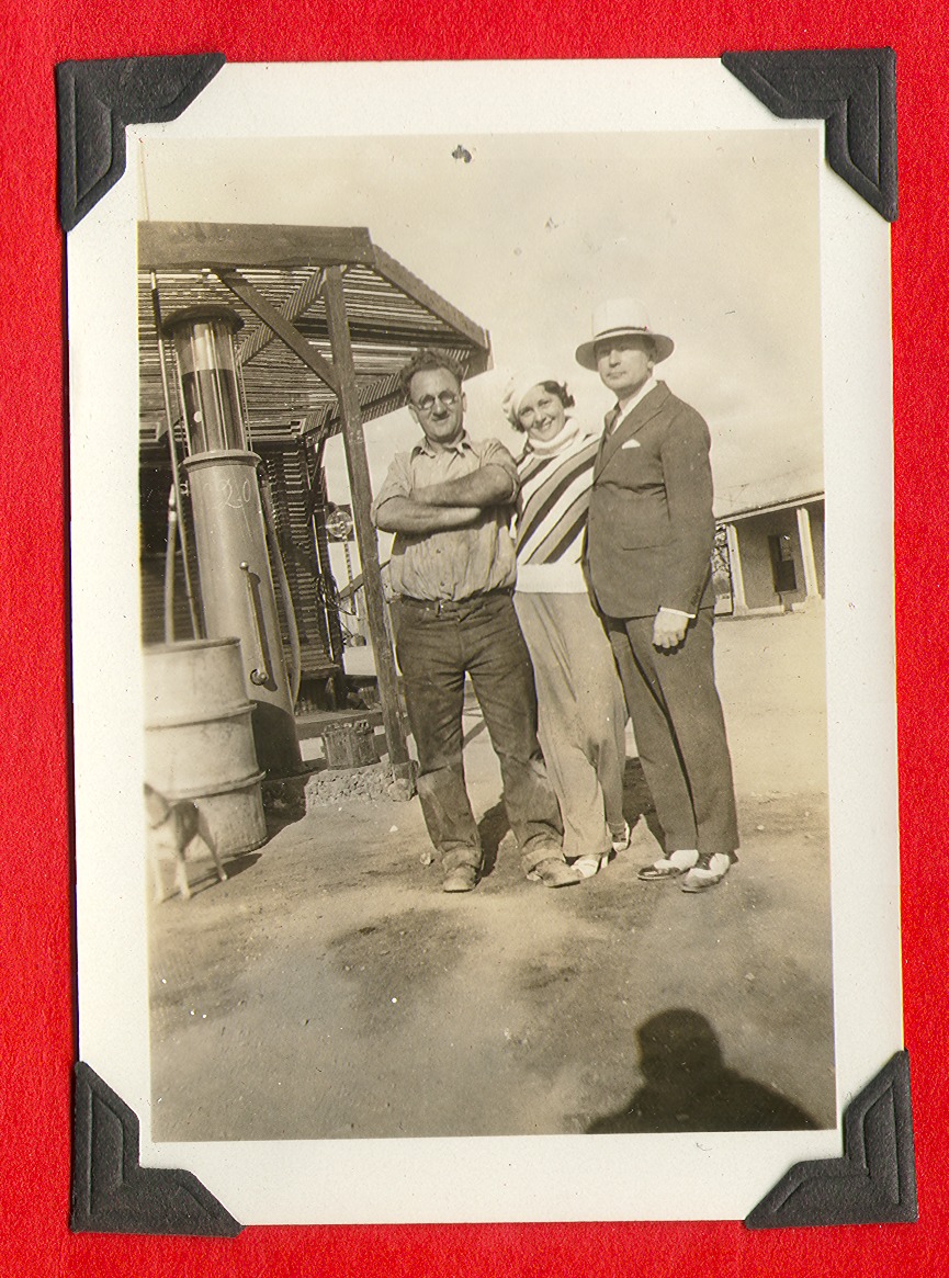 Clara Bow Bell standing between two unidentified men: photographic print