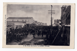 Postcard of a boom drawing crowd in Goldfield streets, Goldfield (Nev.), 1900-1925