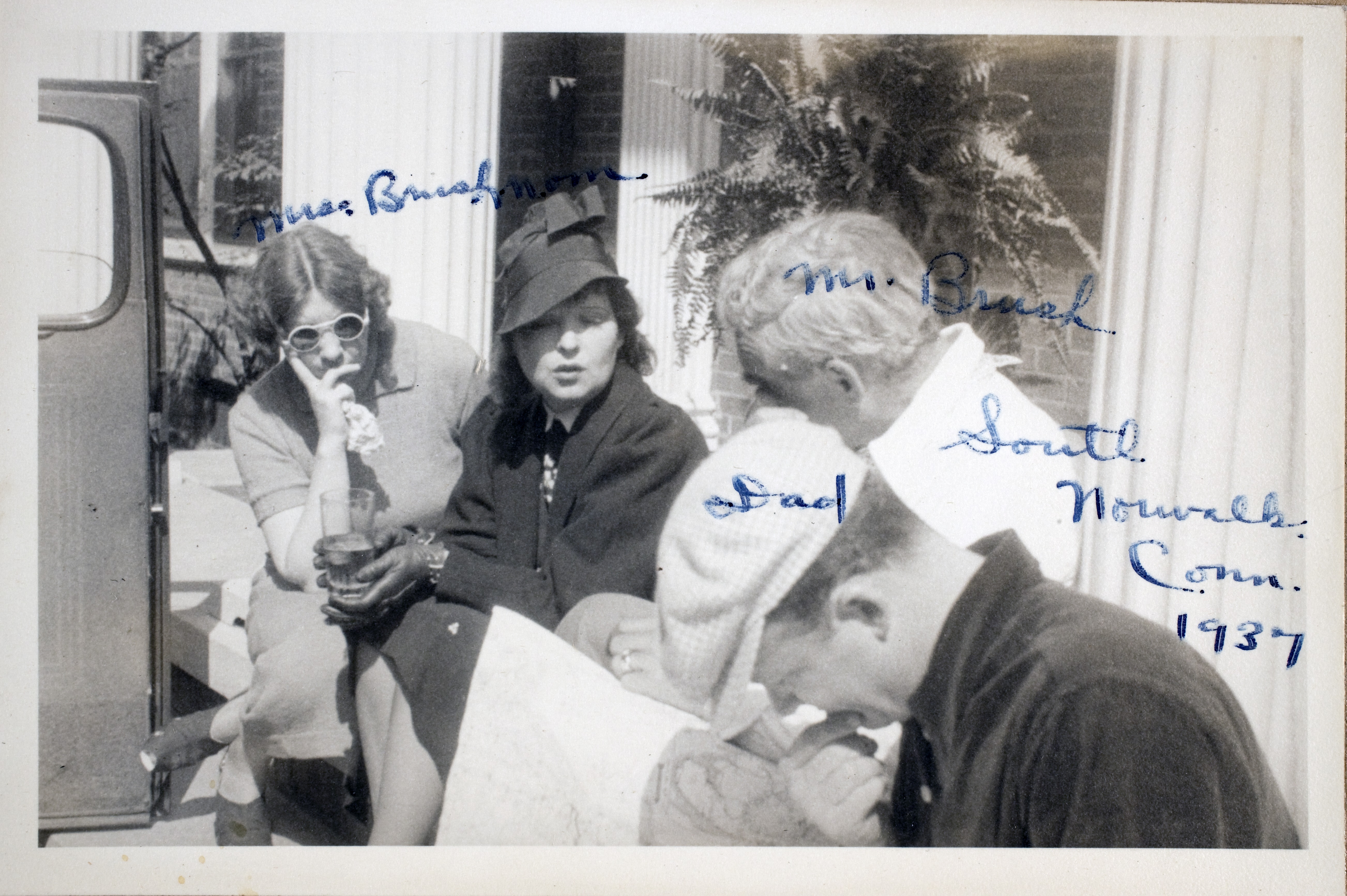 Left to right: Mrs. Brush, Clara Bow, Mr. Brush, Rex Bell (George Francis Beldam): photographic print