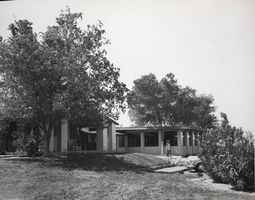 Photograph of the exterior of the Lake Mead Lodge, Nevada, circa 1940s to 1950s