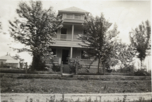 Photograph of a house in California, circa early 1900s