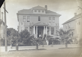 Photograph of a house in California, circa early 1900s