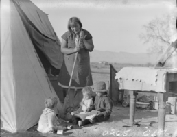 Film transparency of an unidentified family, Las Vegas, 1931