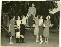 Photograph of Sherwin Garside surrounded by female admirers, Las Vegas, circa 1930s