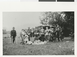 Photograph of Joe Andre with his neighbors, (Or.), circa 1921