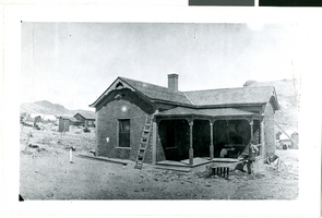 Photograph of David Oliver Kinney and Rhyolite Bottle House, Rhyolite (Nev.), circa 1925