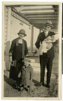 Photograph of Cyril Wengert, Lottie Wengert, and children, 1925