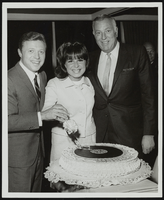 Steve Lawrence, Eydie Gorme, and Jack Entratter cutting cake: photograph