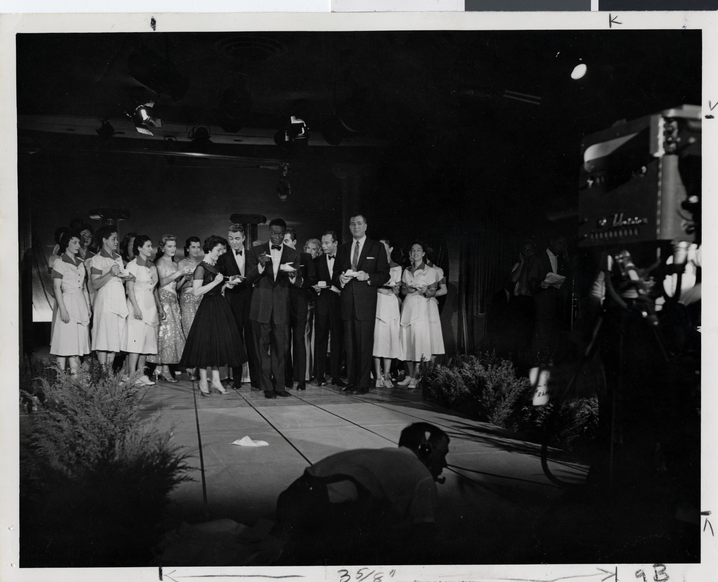 Cole onstage, image 002