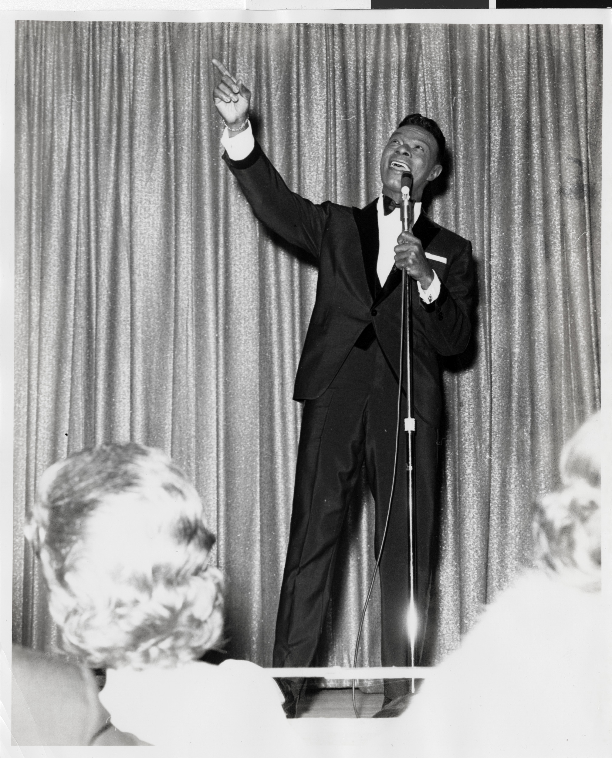 Cole onstage, image 008