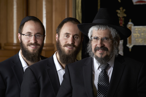 Photograph of Rabbi Shea Harlig with sons Levi and Motti, Las Vegas (Nev.), September 22, 2016