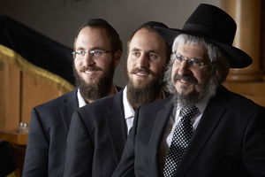 Photograph of Rabbi Shea Harlig with sons Levi and Motti, Las Vegas (Nev.), September 22, 2016