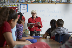 Photograph of Dorothy Eisenberg reads to fourth-graders, Las Vegas (Nev.), December 08, 2016