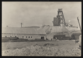 Unidentified mine building in Goldfield, image 001: photographic print