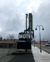 Everybody's Inn Motel mounted pylon sign, Reno, Nevada: photographic print