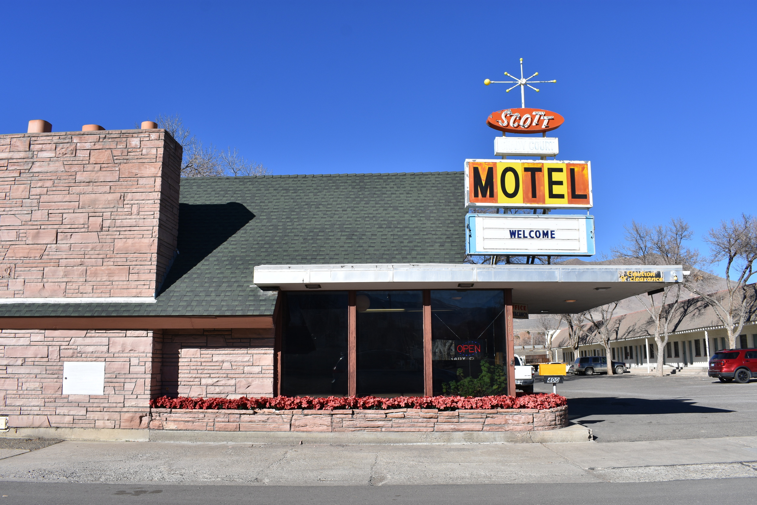 Scott Shady Court Motel roof mounted sign, Winnemucca, Nevada