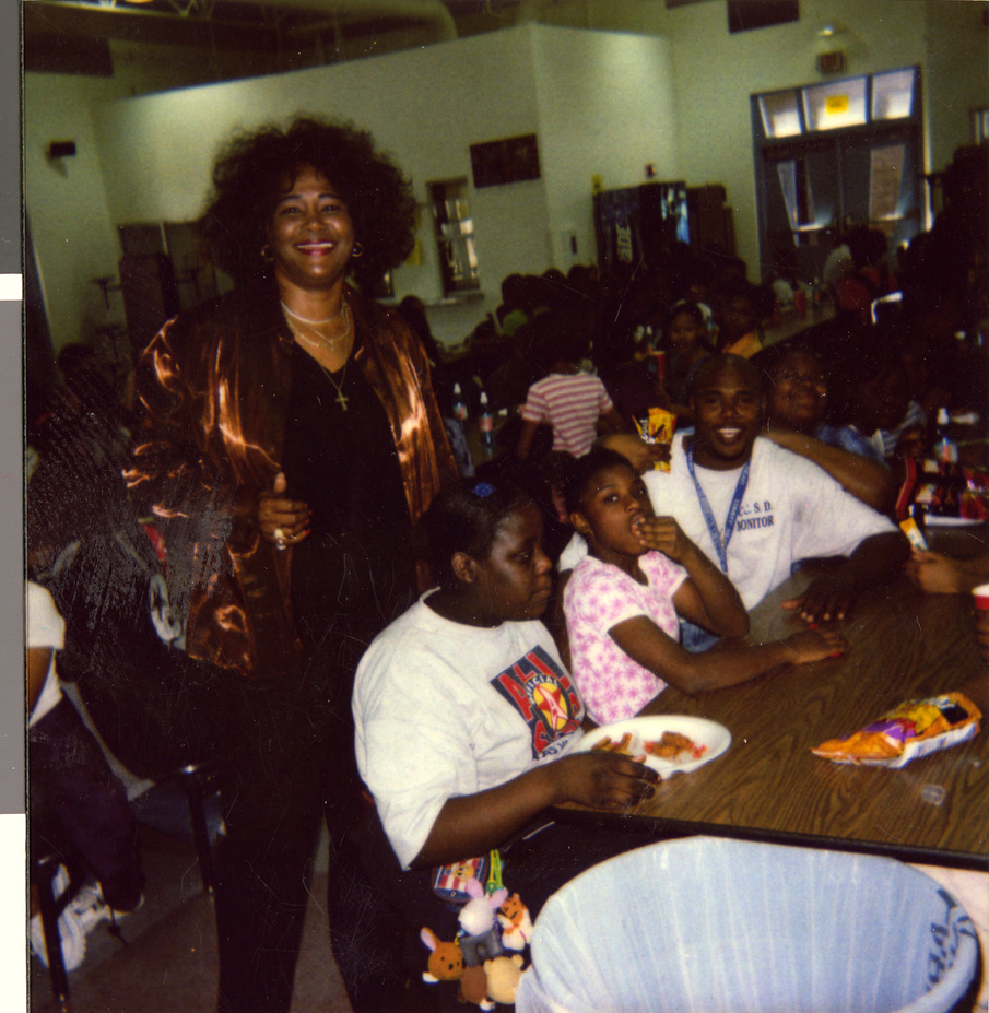 Marzette Lewis with students at lunch, Image 02