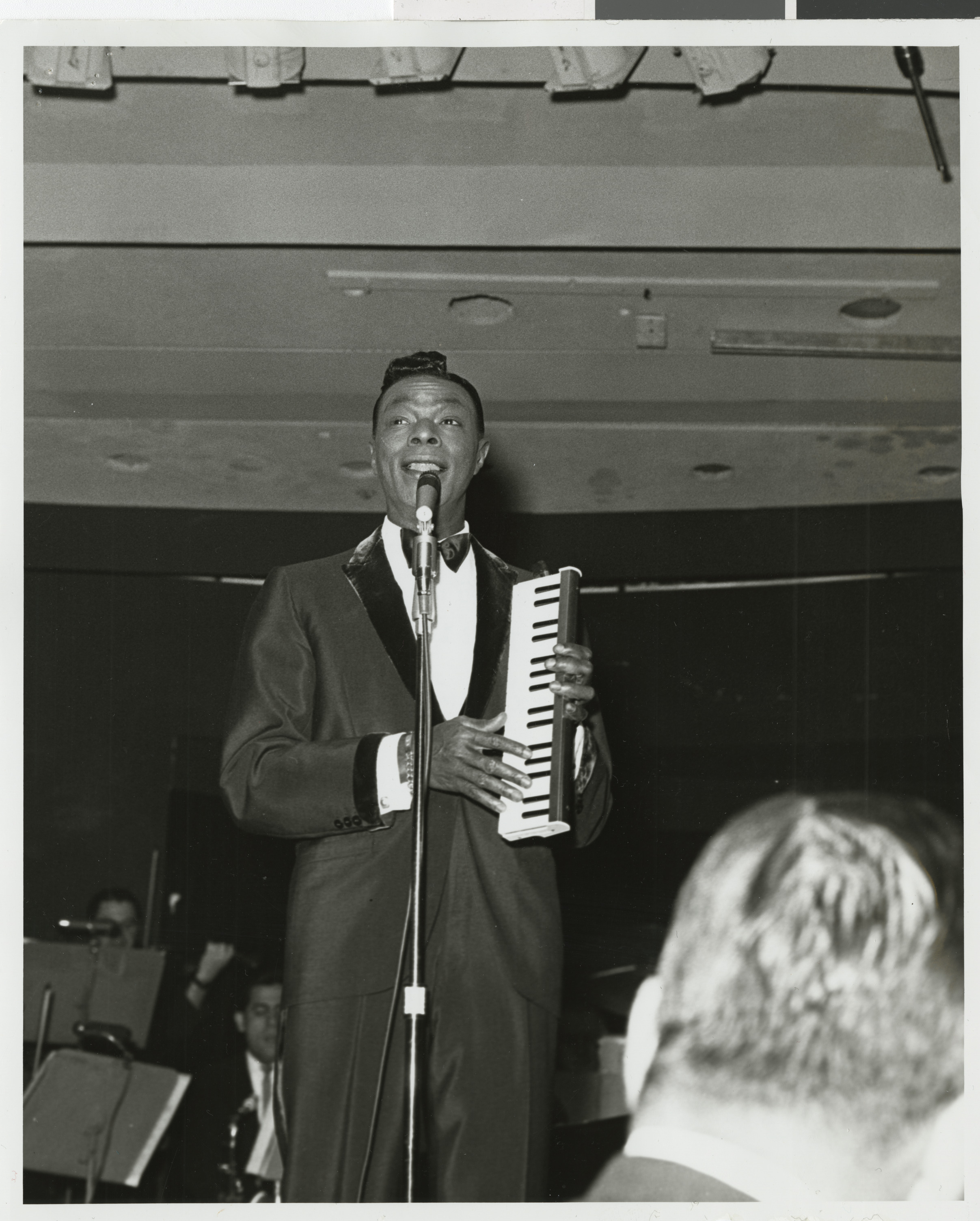 Cole onstage, image 003