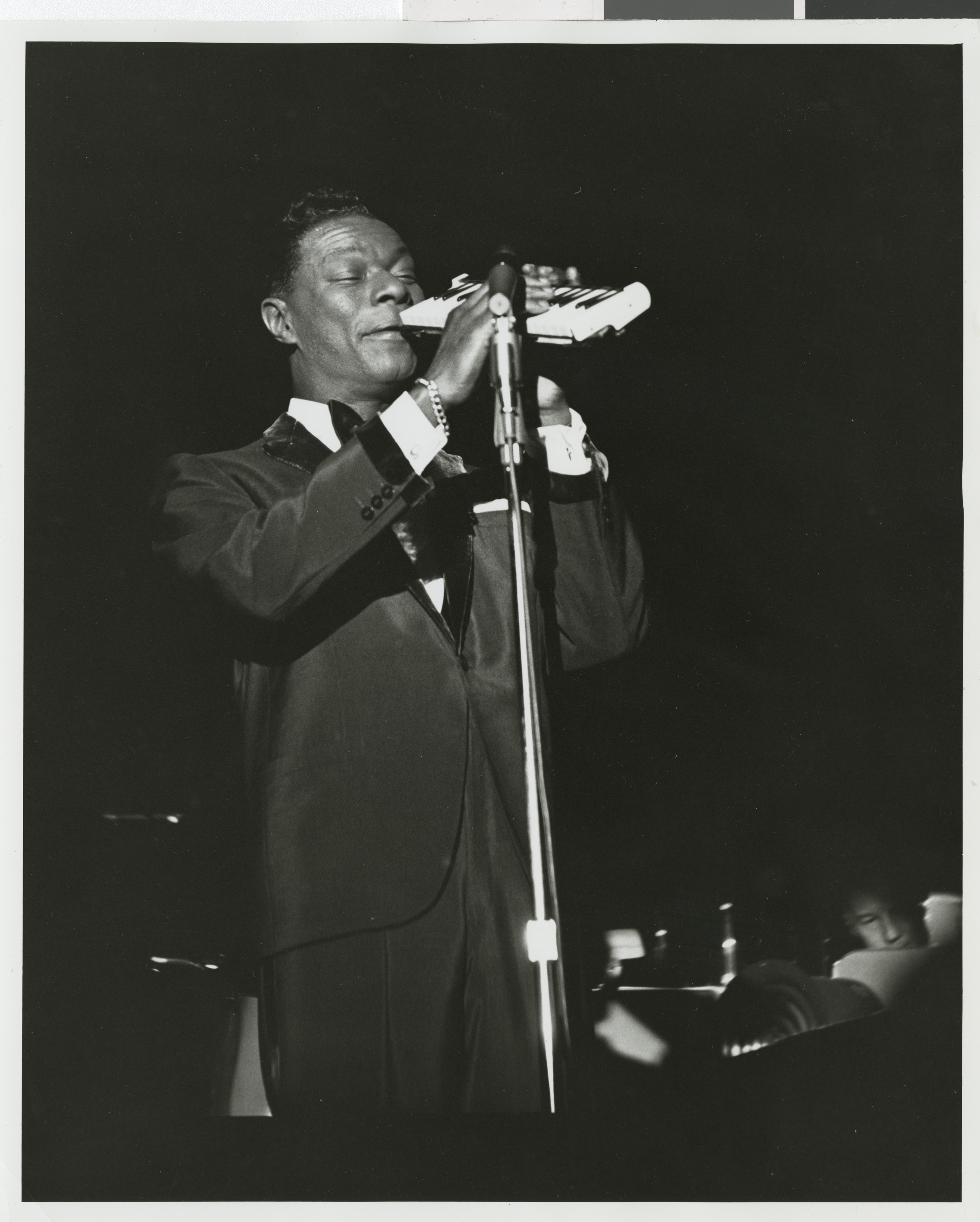 Cole onstage, image 004