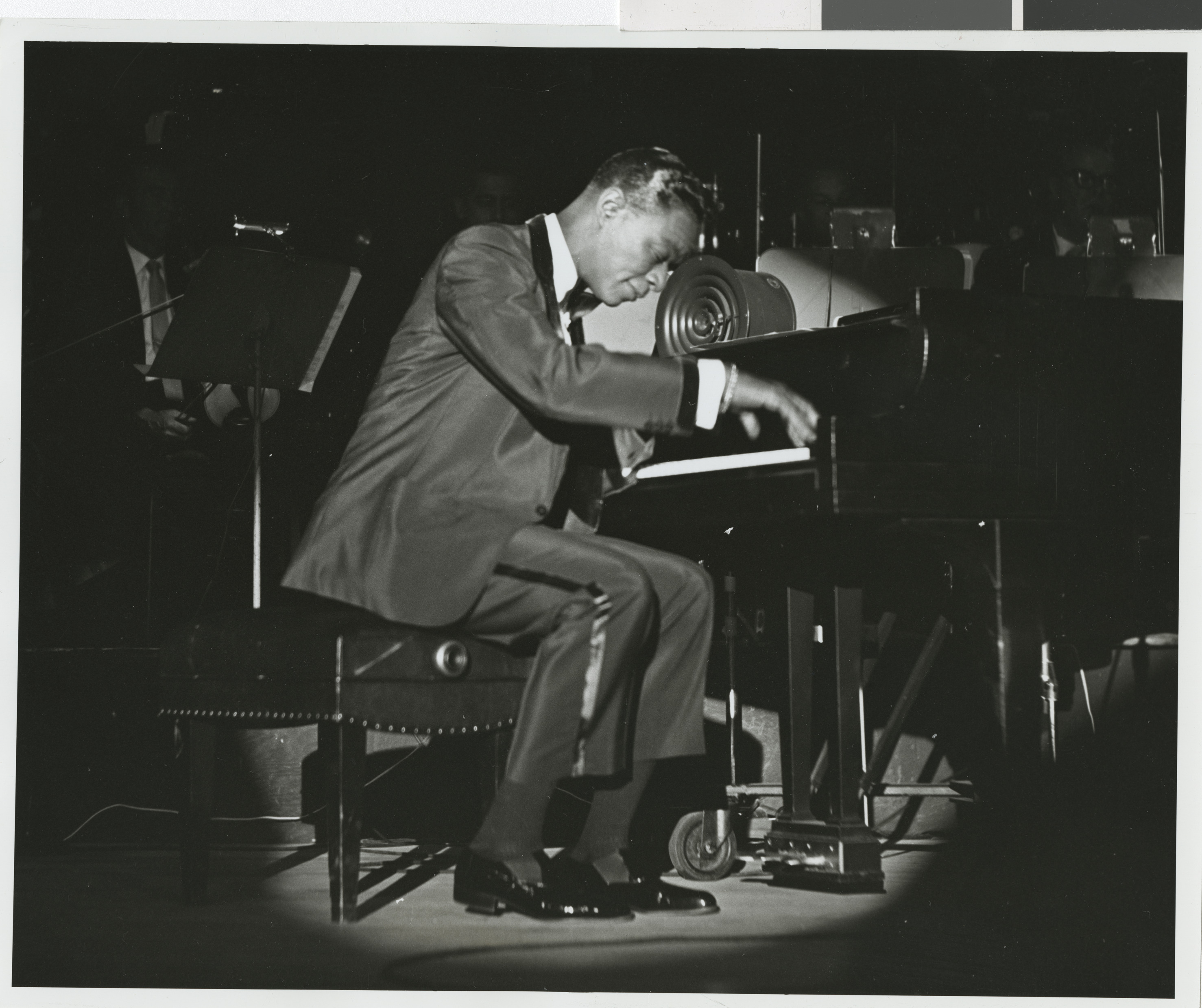 Cole onstage, image 015