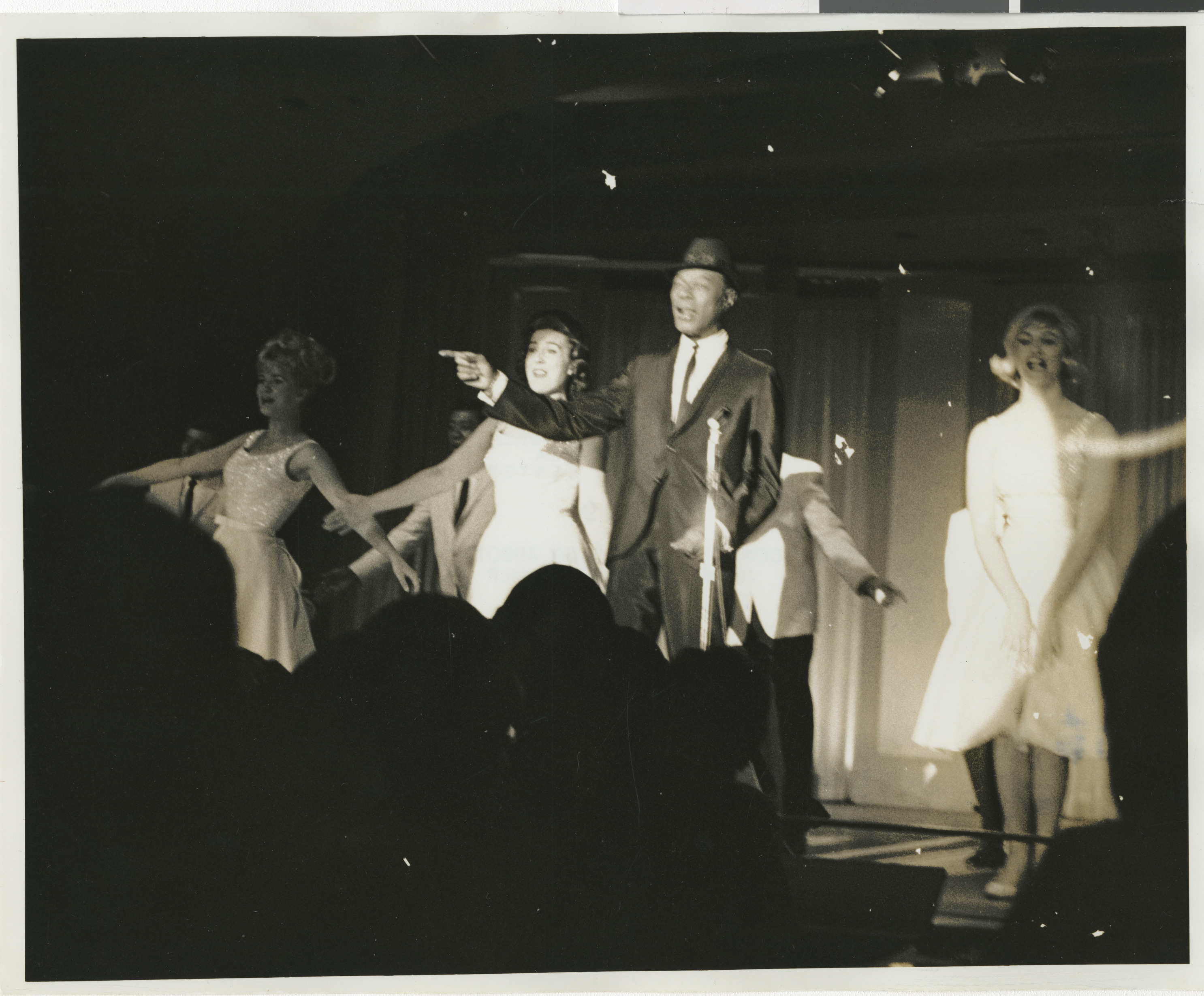 Cole onstage, image 038