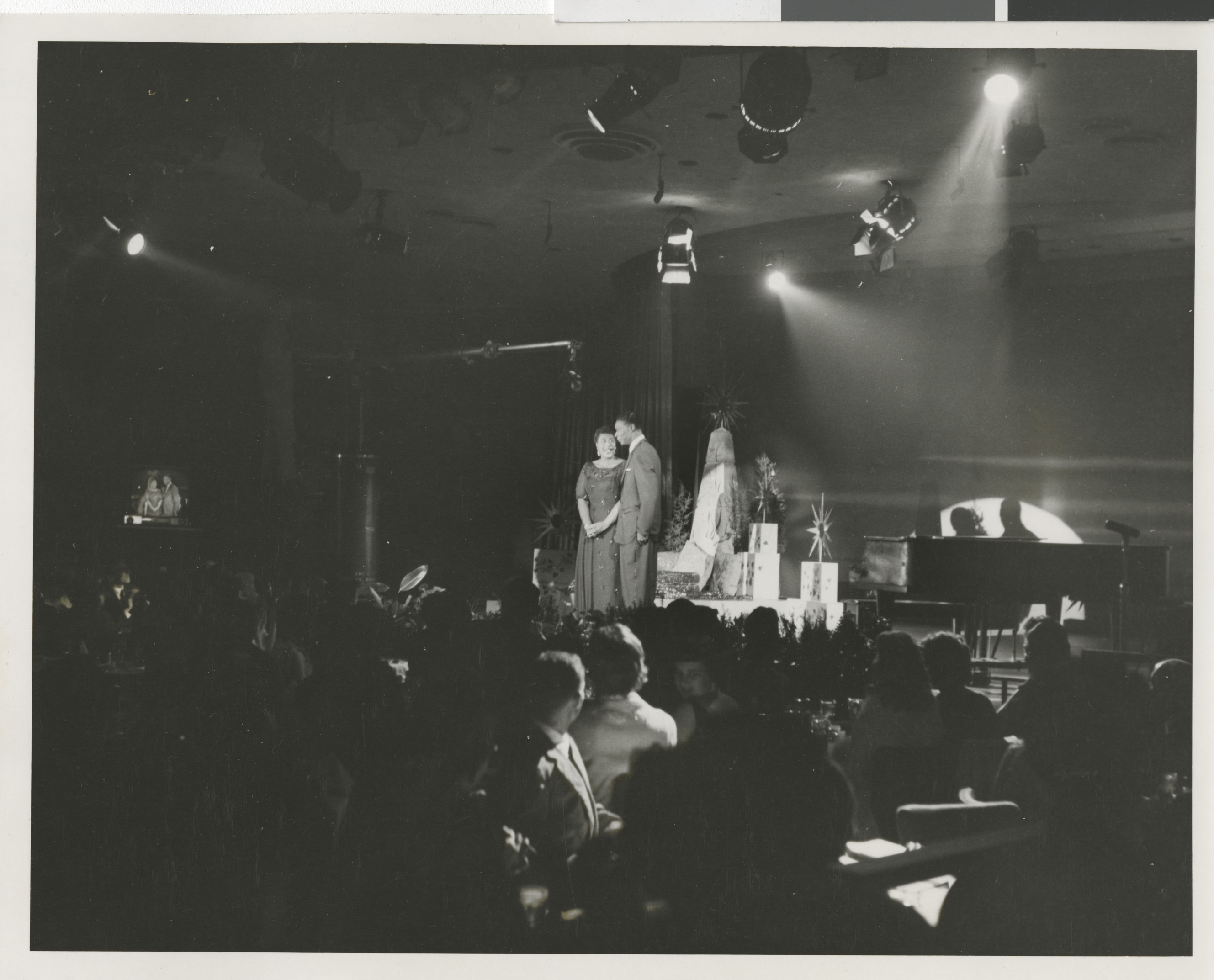 Cole onstage, image 042