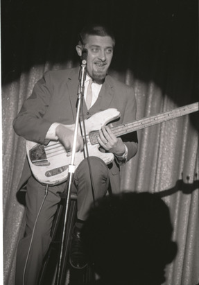 Cole onstage, image 073