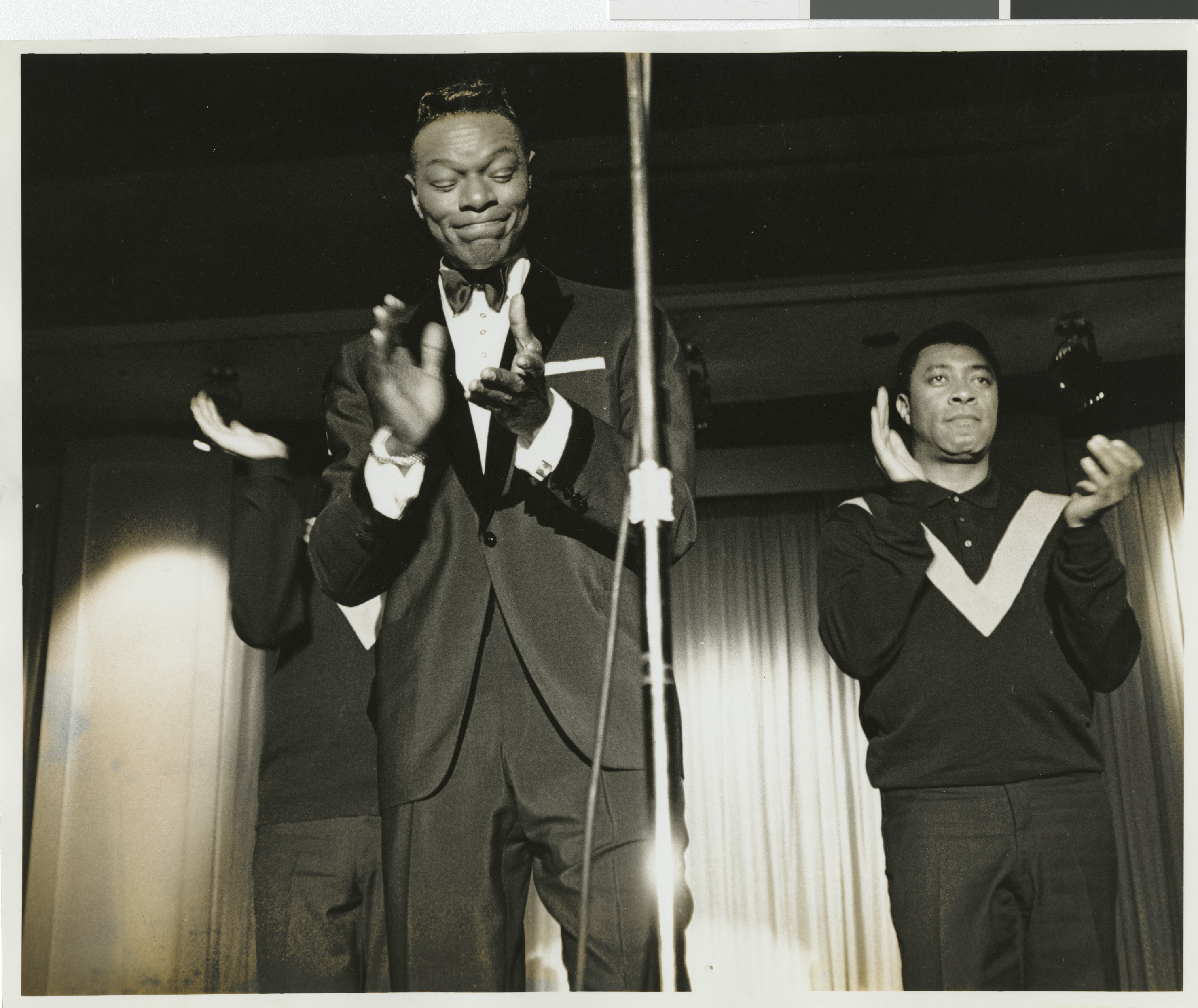 Nat King Cole on stage, Image 02