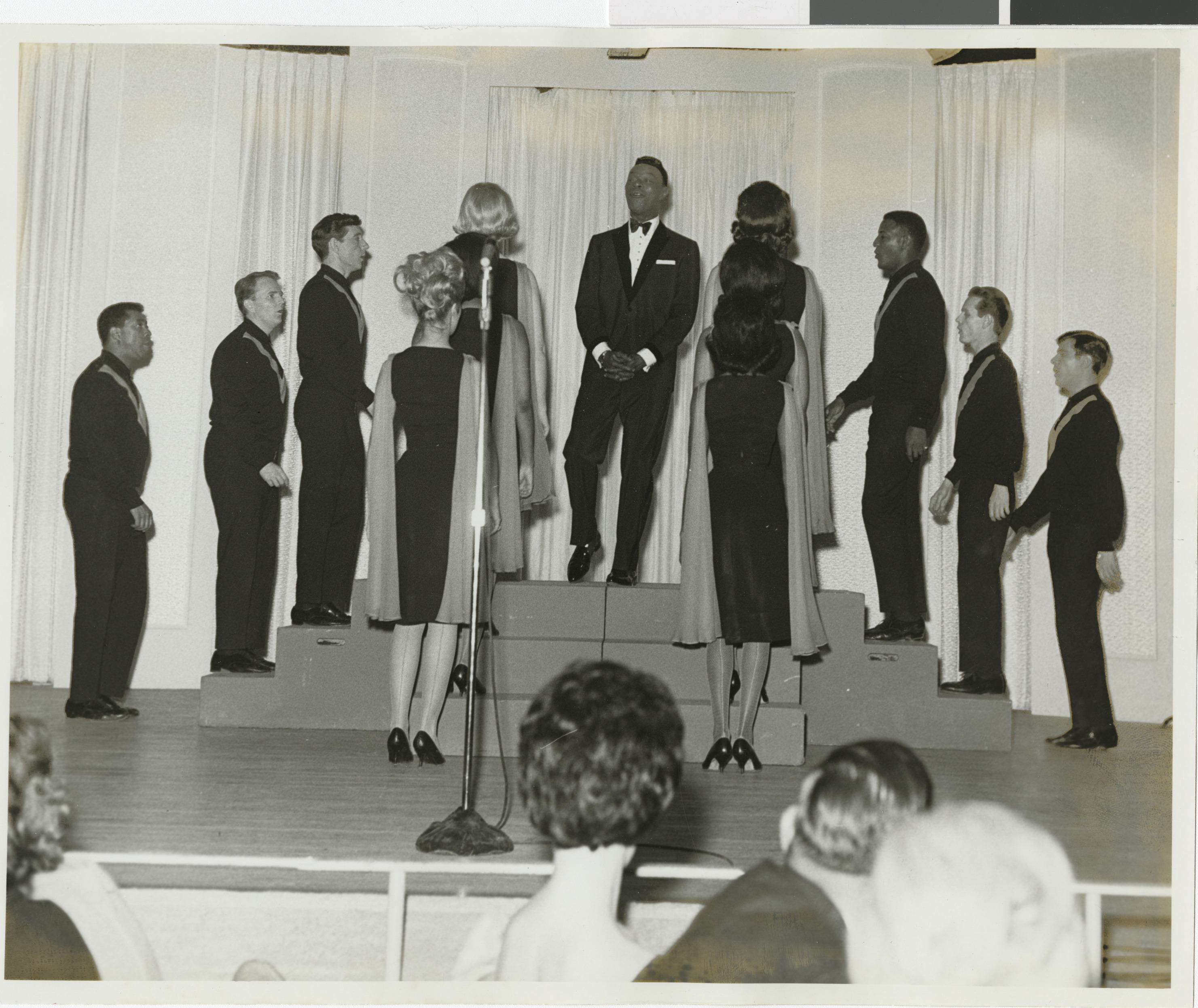 Nat King Cole on stage, Image 03