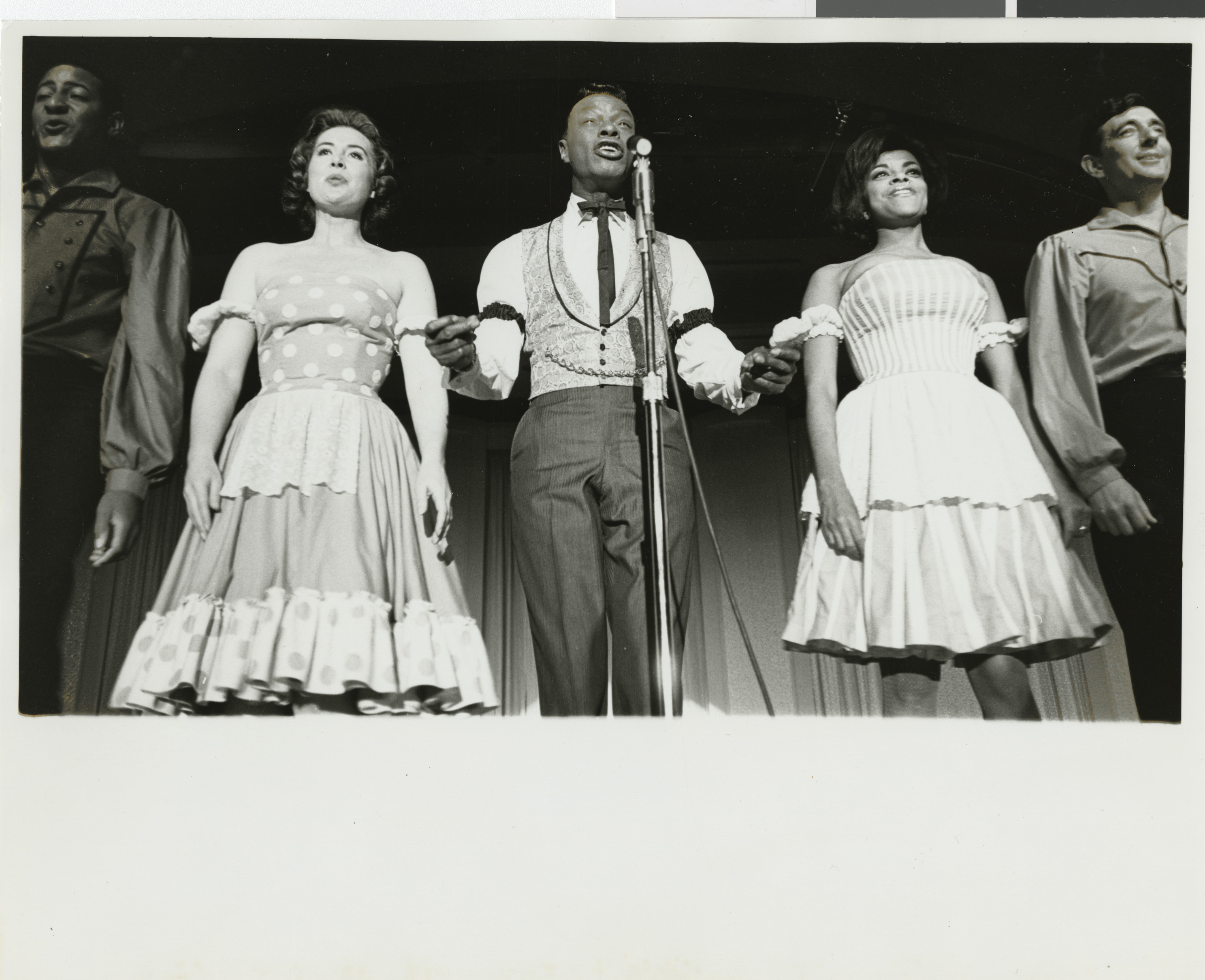 Nat King Cole on stage, Image 05