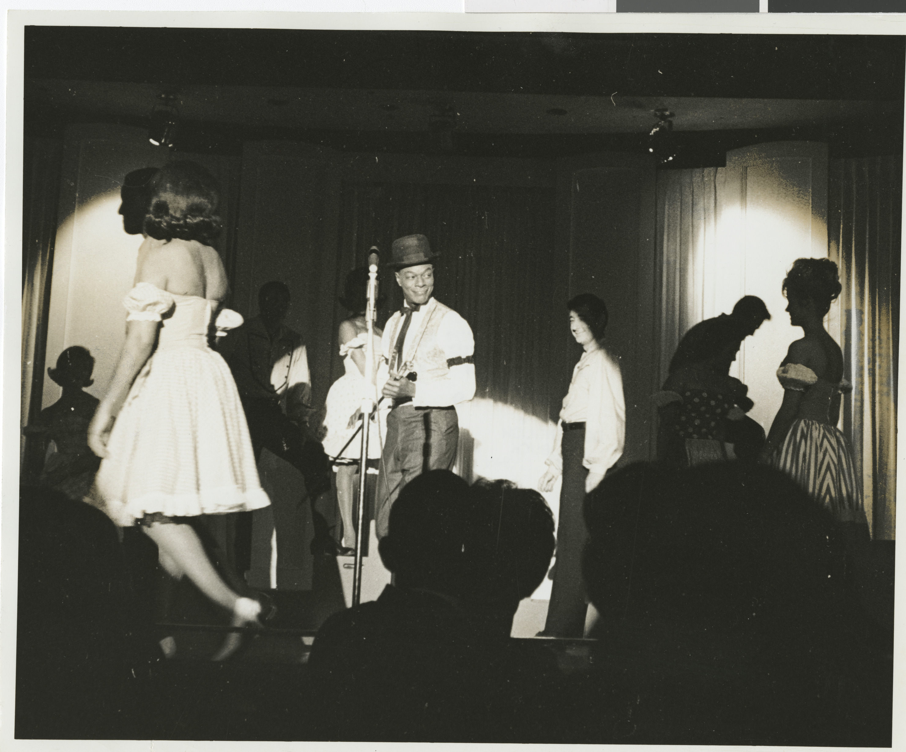 Nat King Cole on stage, Image 06