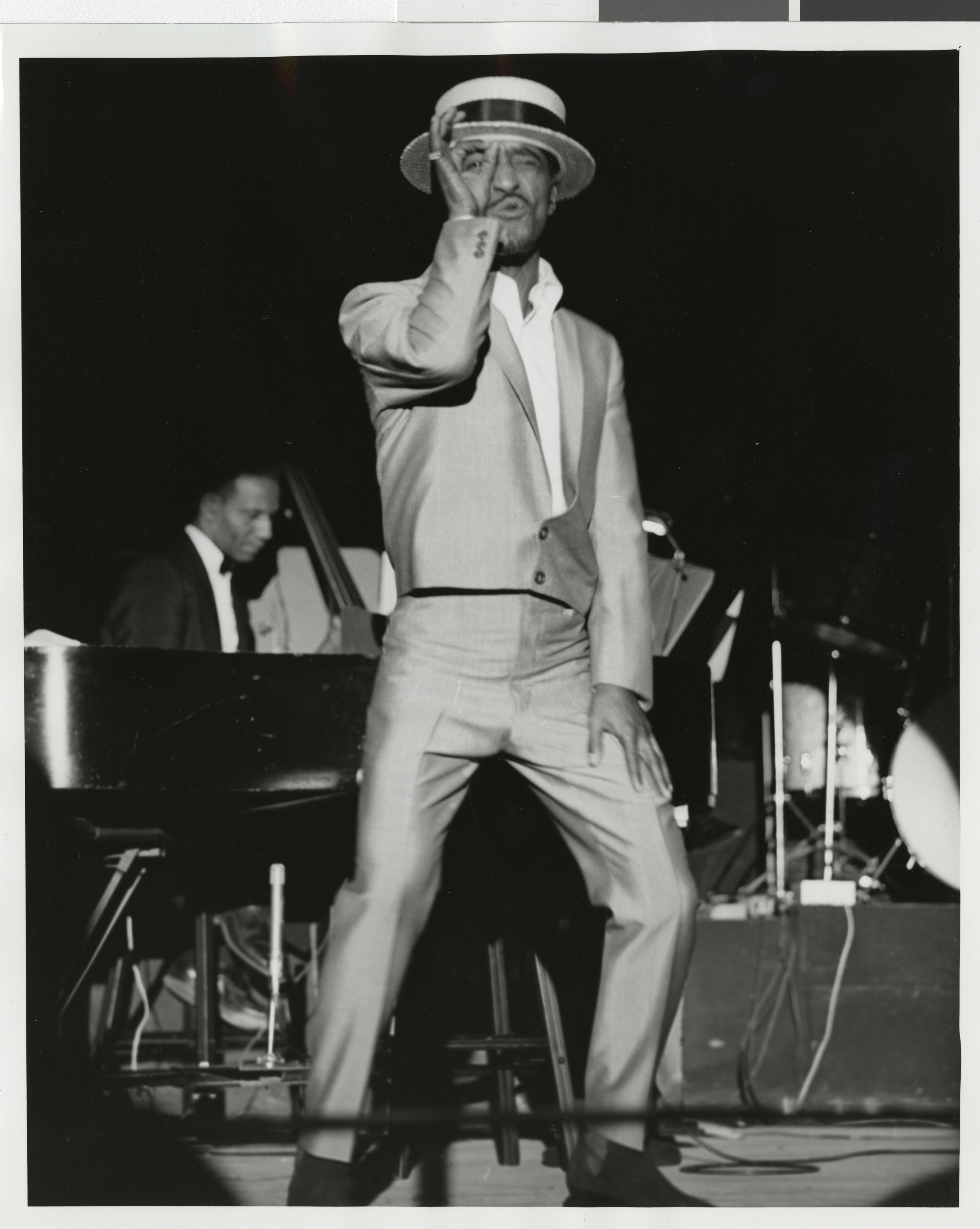Davis on stage, Image 01