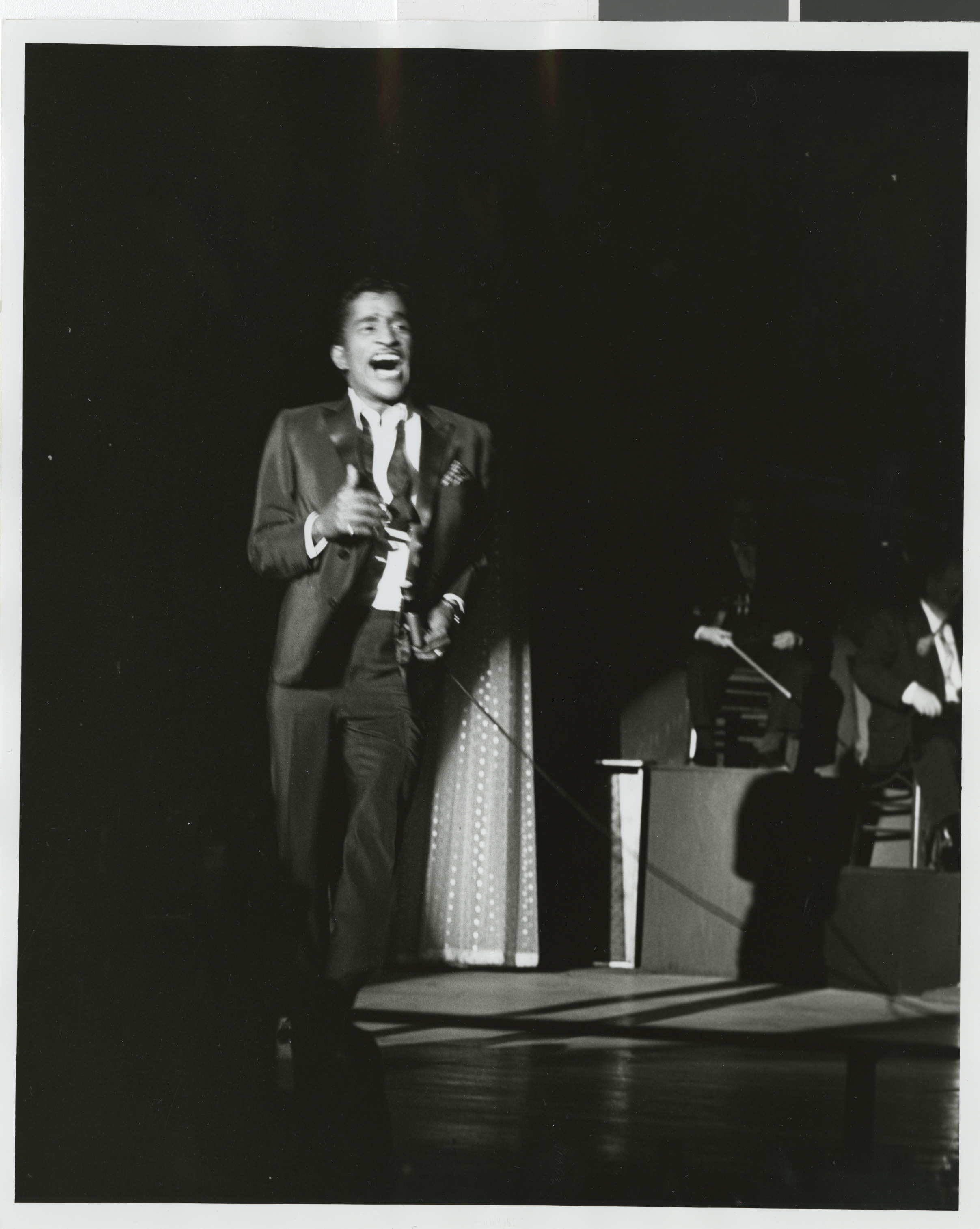 Davis on stage, Image 03