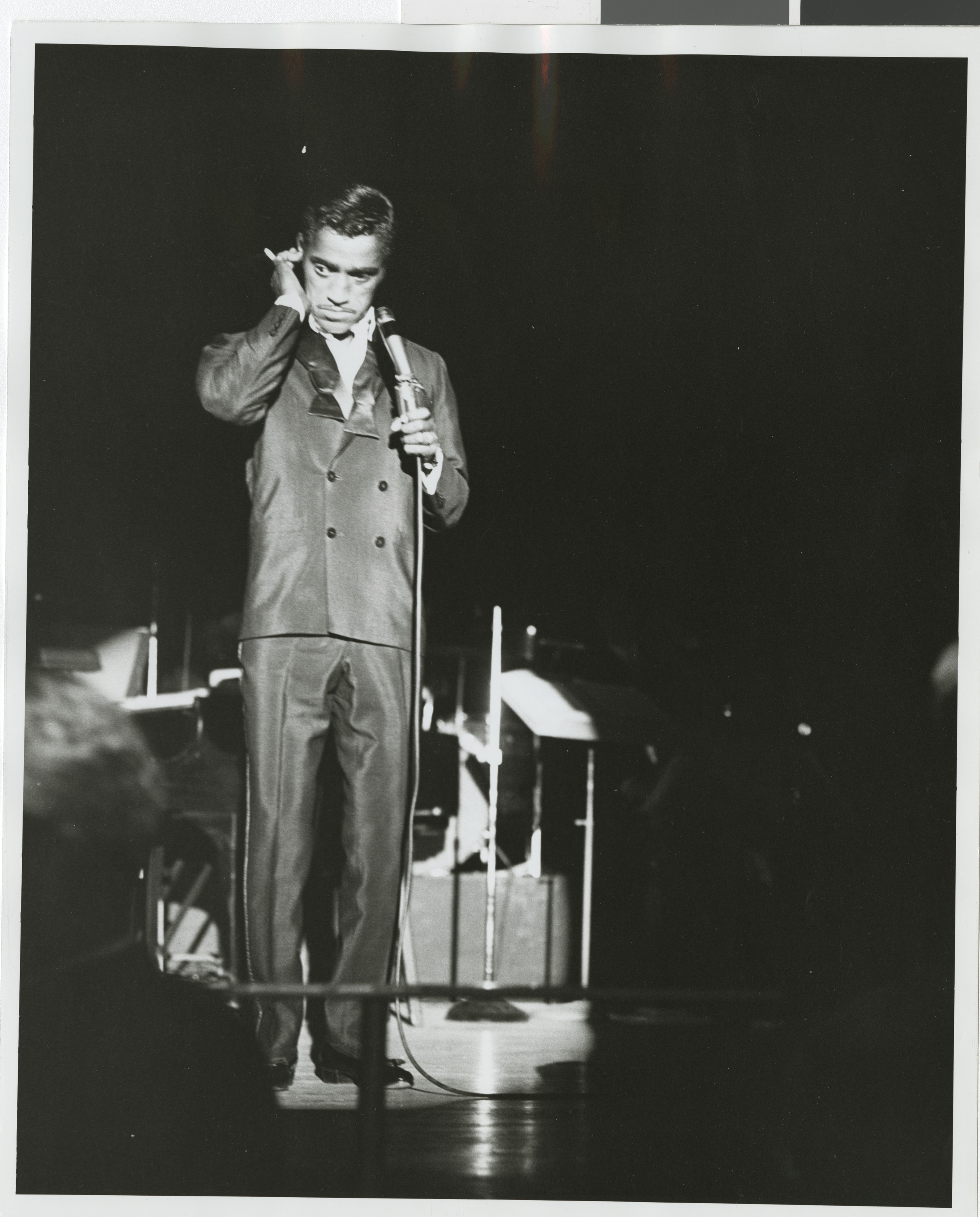 Davis on stage, Image 05