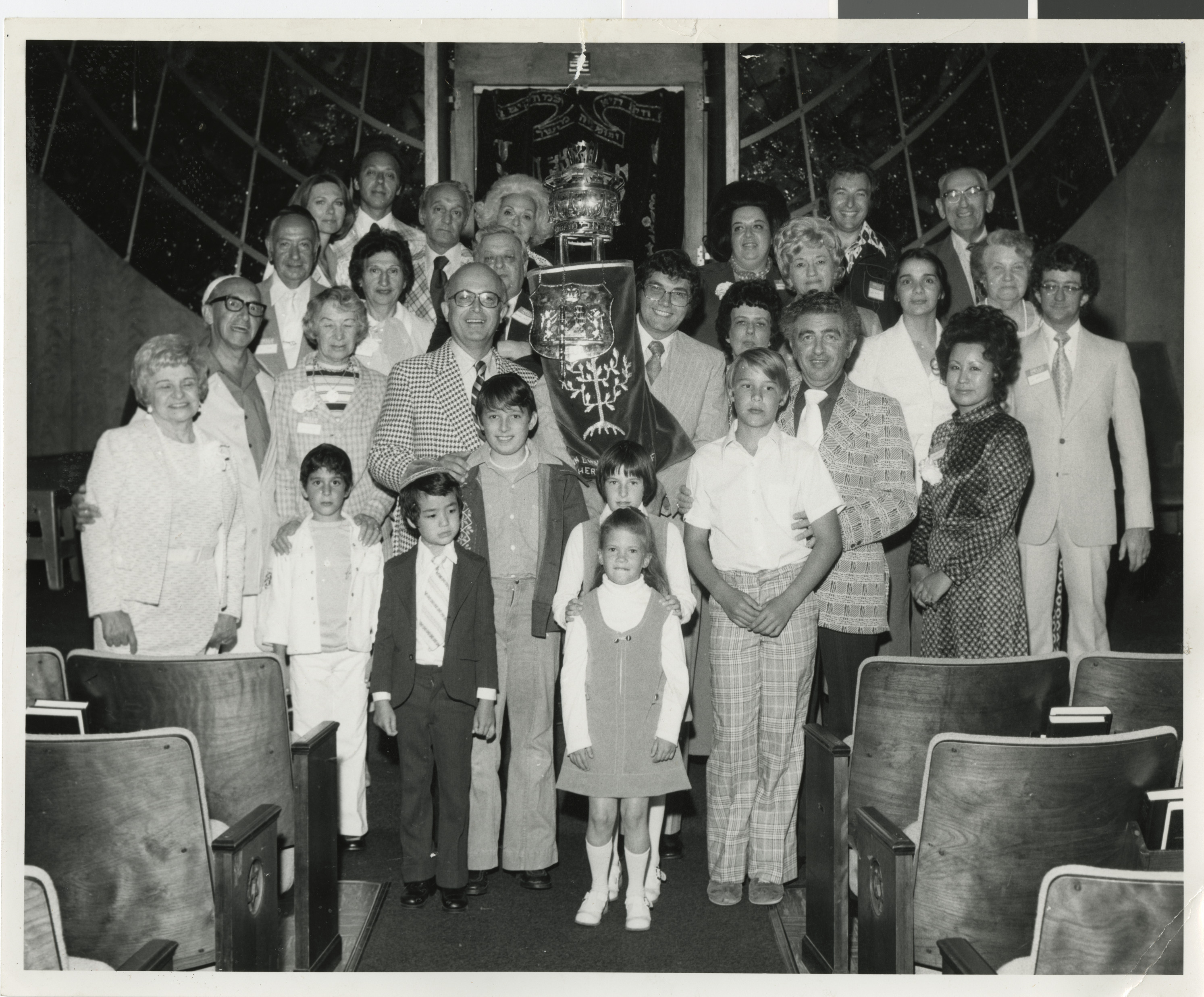 Photograph of new members of Temple Beth Sholom, June 4, 1976