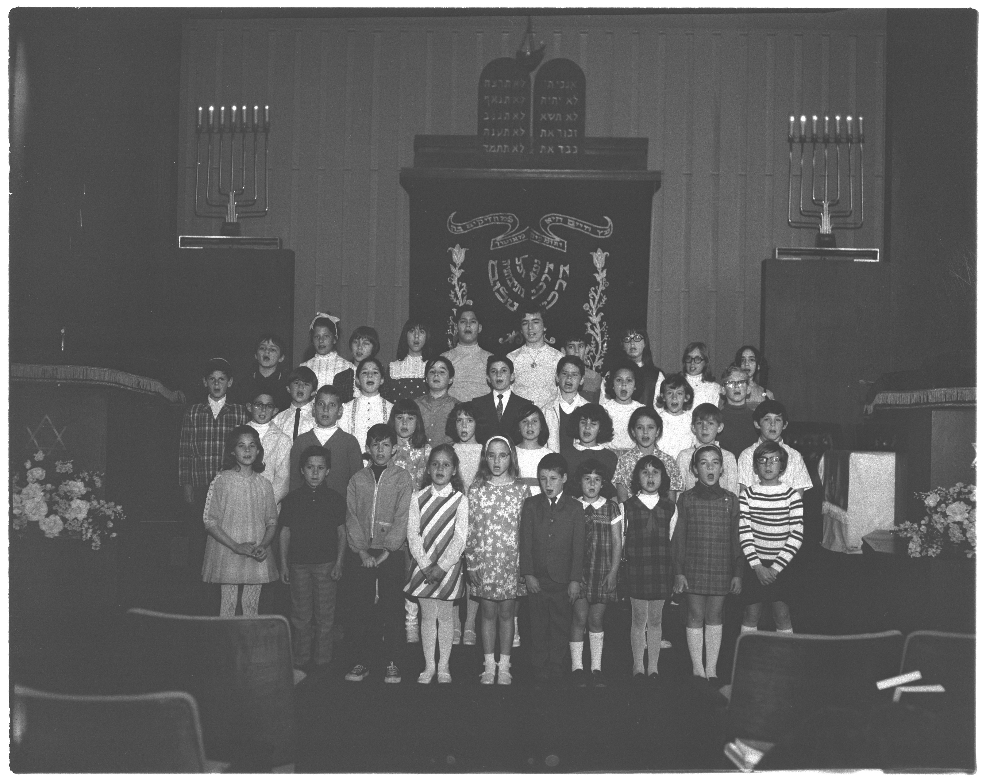 Photographs of Temple Beth Sholom Children's Choir, image 01