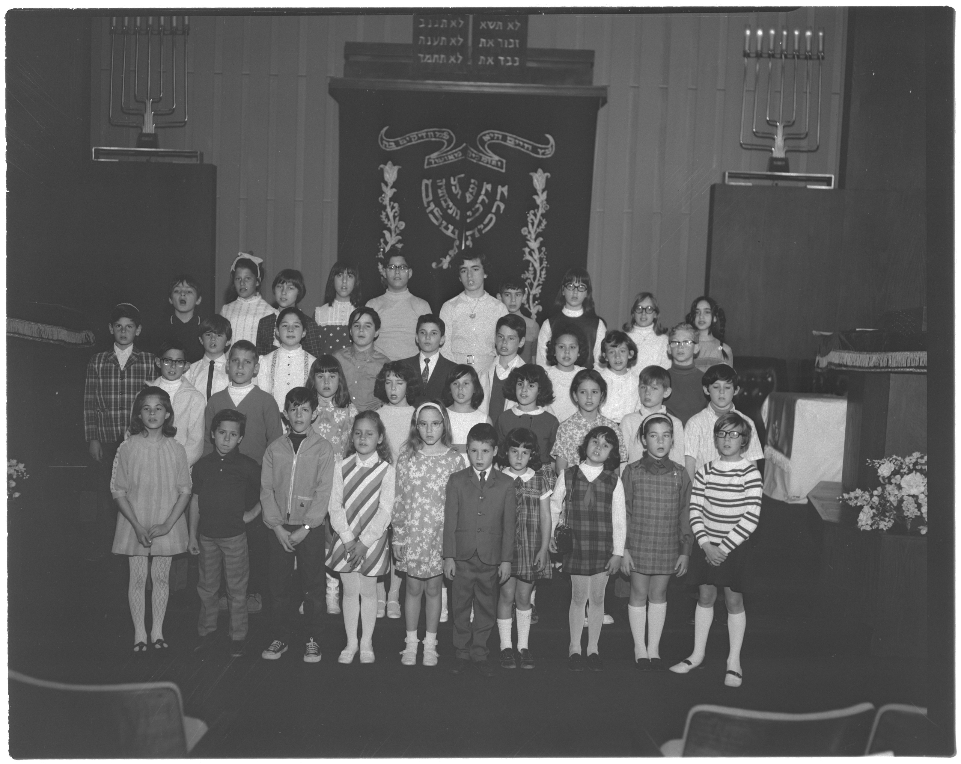 Photographs of Temple Beth Sholom Children's Choir, image 02