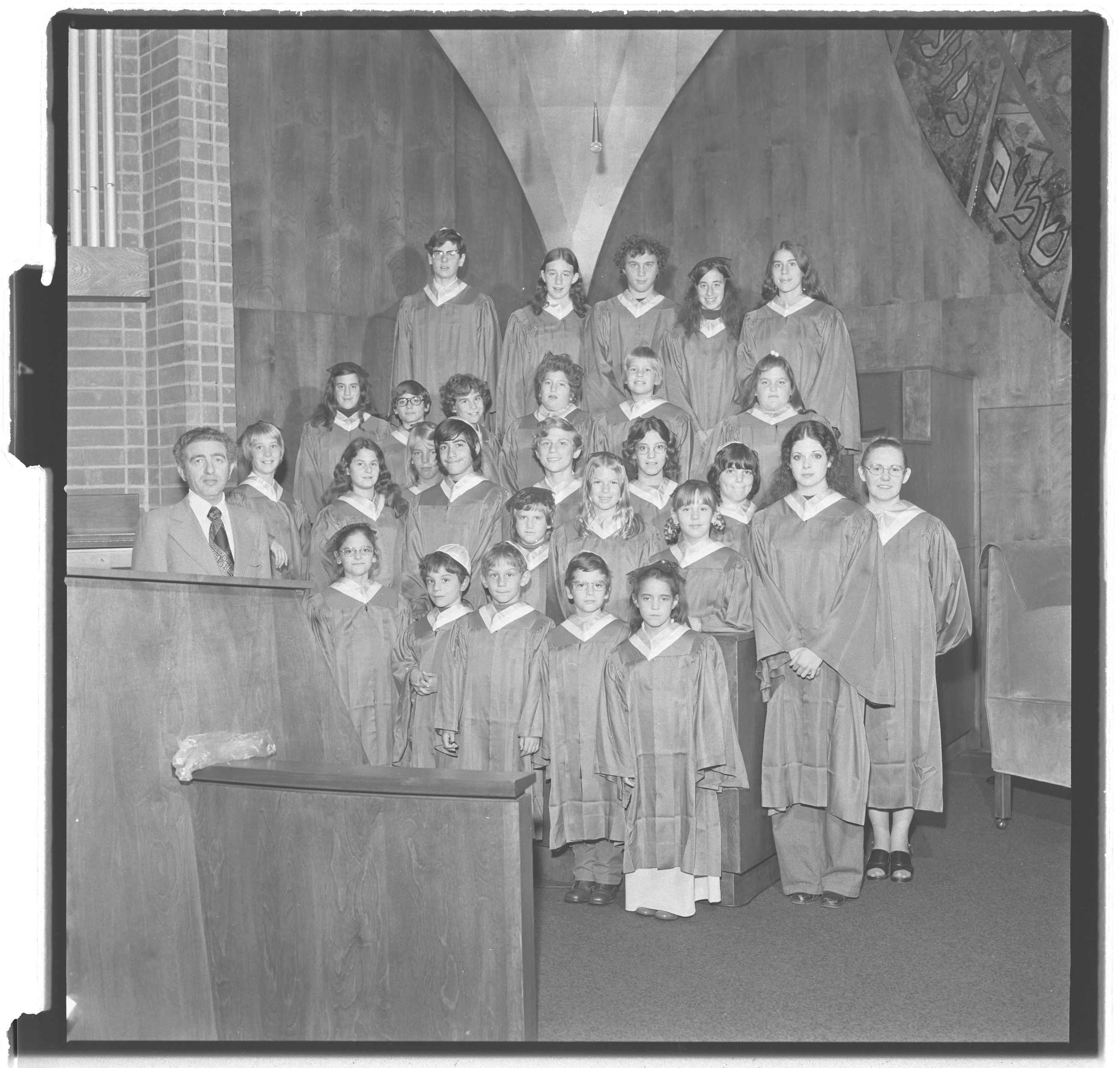 Photographs of Temple Beth Sholom Choir, image 01