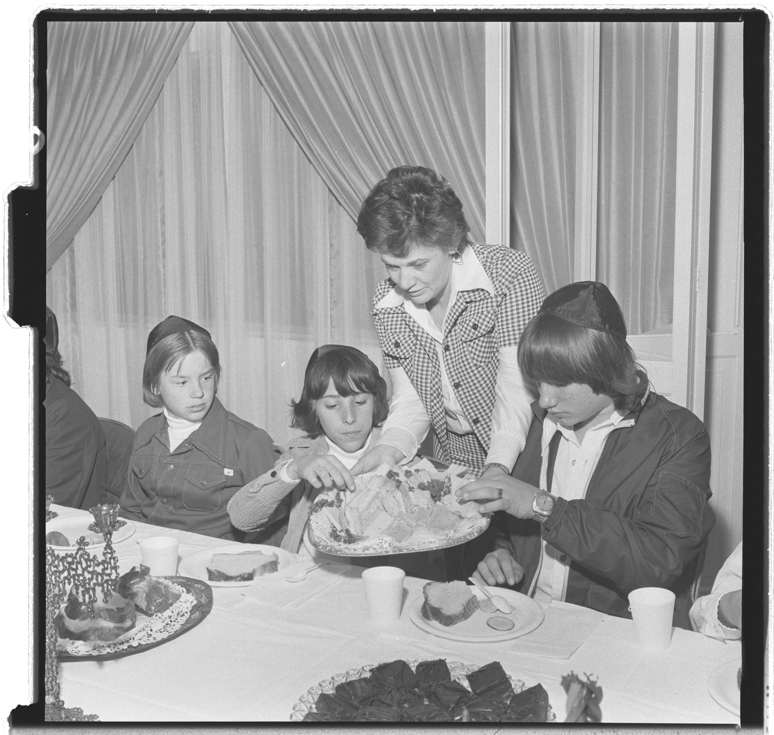 Photographs of Rabbi Schnairson (party), image 05