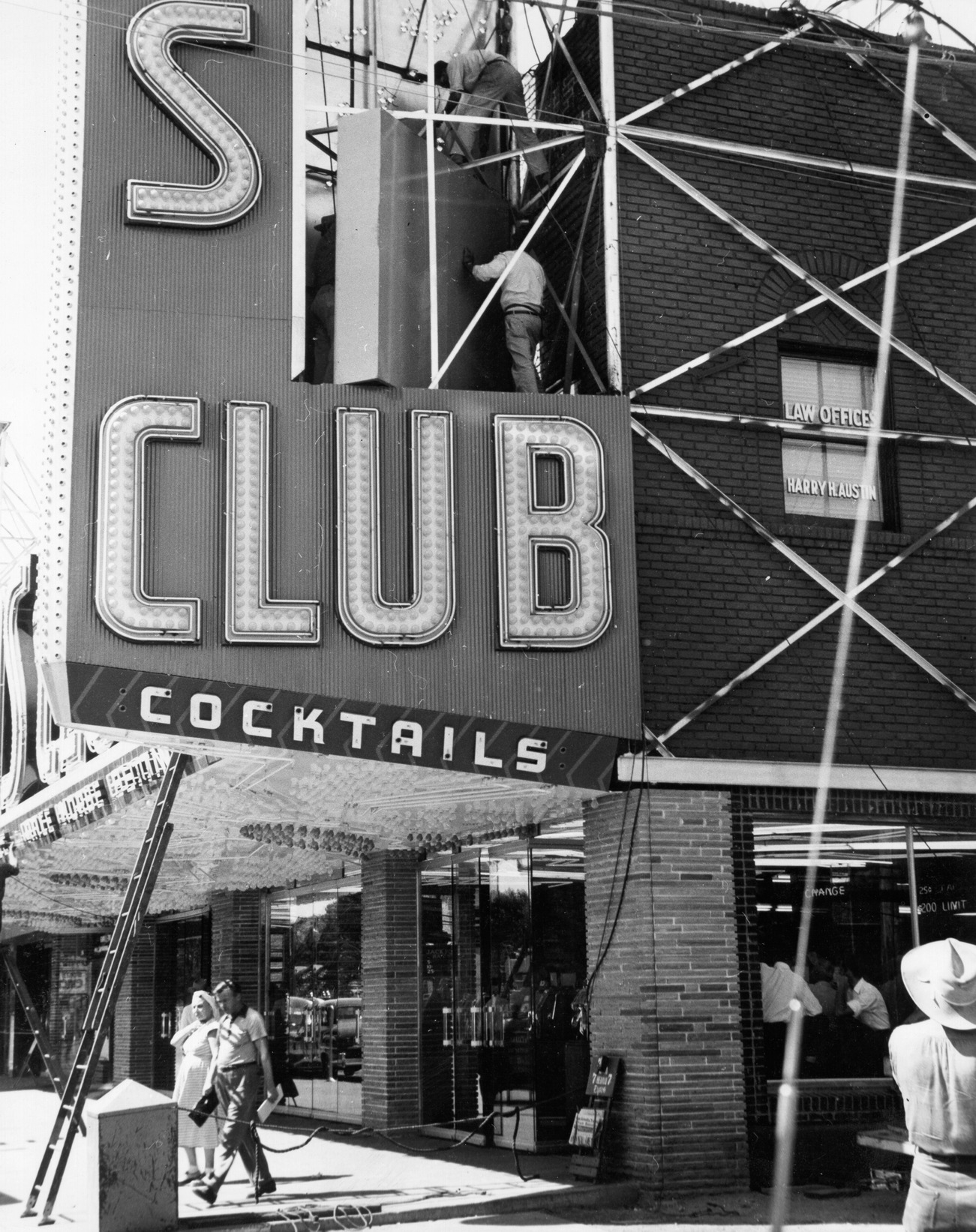 Photograph of assembly of the neon sign in front of the Las Vegas Club (Las Vegas), 1948