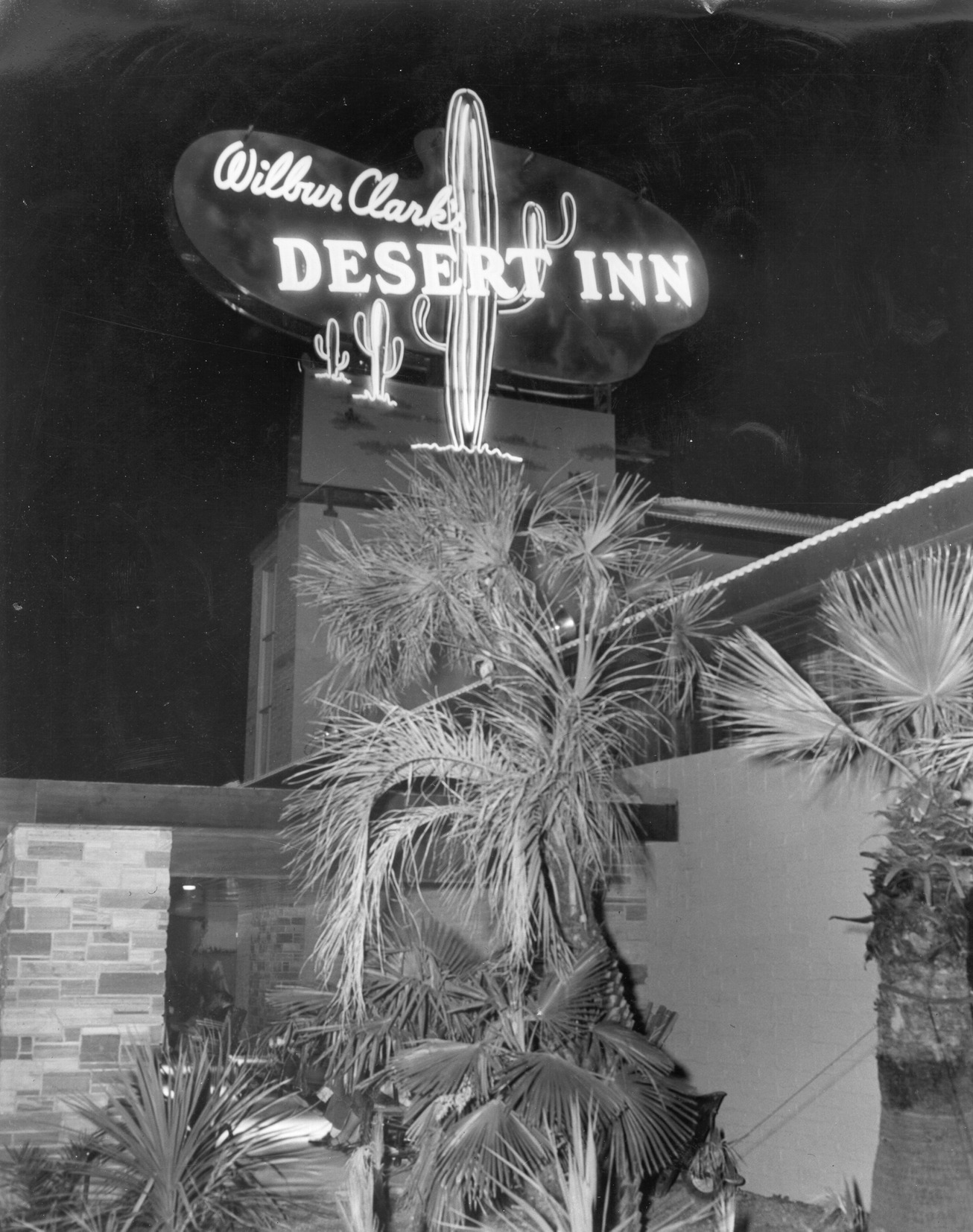 Photograph of the neon sign in front of Wilbur Clark's Desert Inn (Las Vegas), circa 1950s