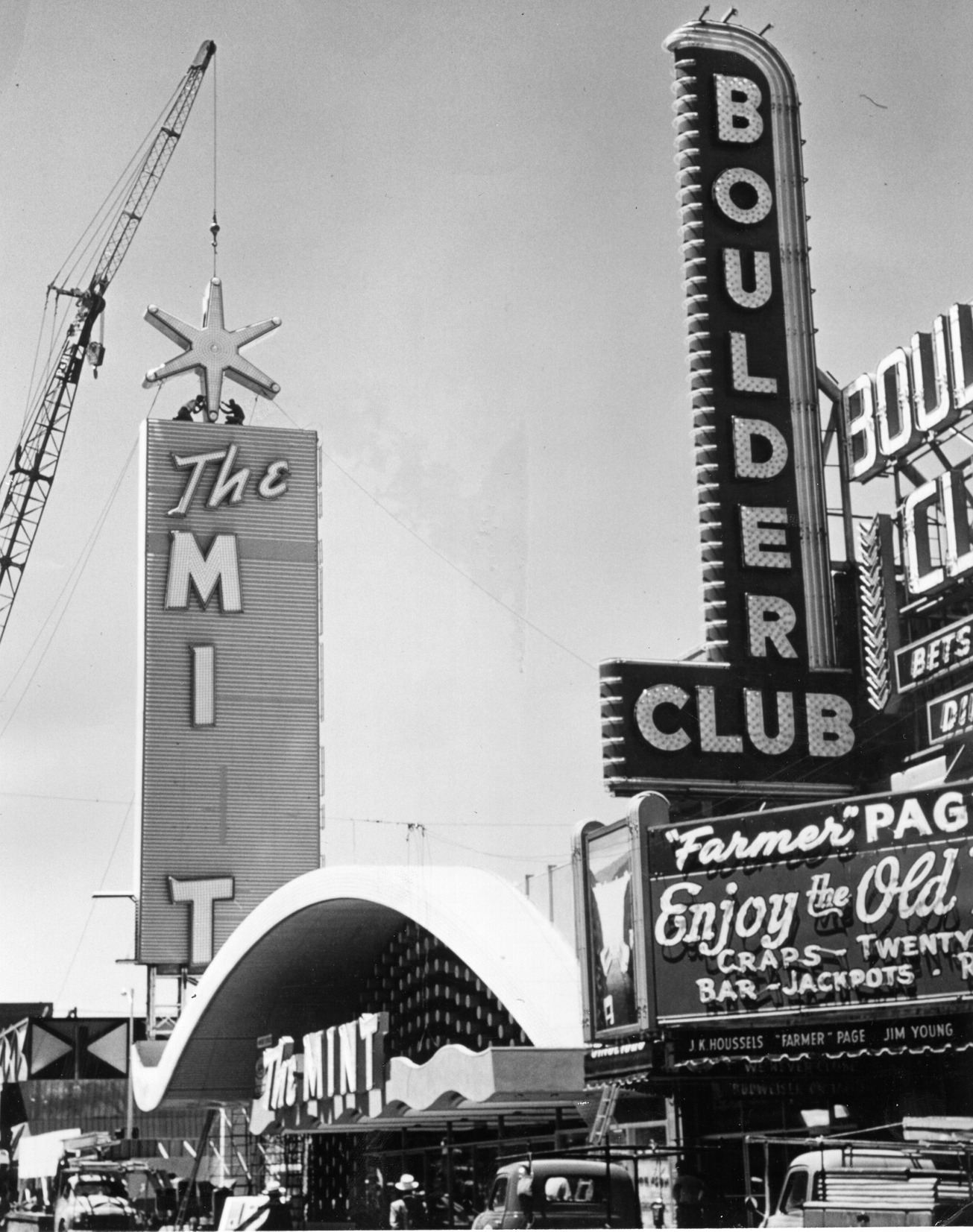 Photograph of assembly of the neon sign of the Mint (Las Vegas), 1957