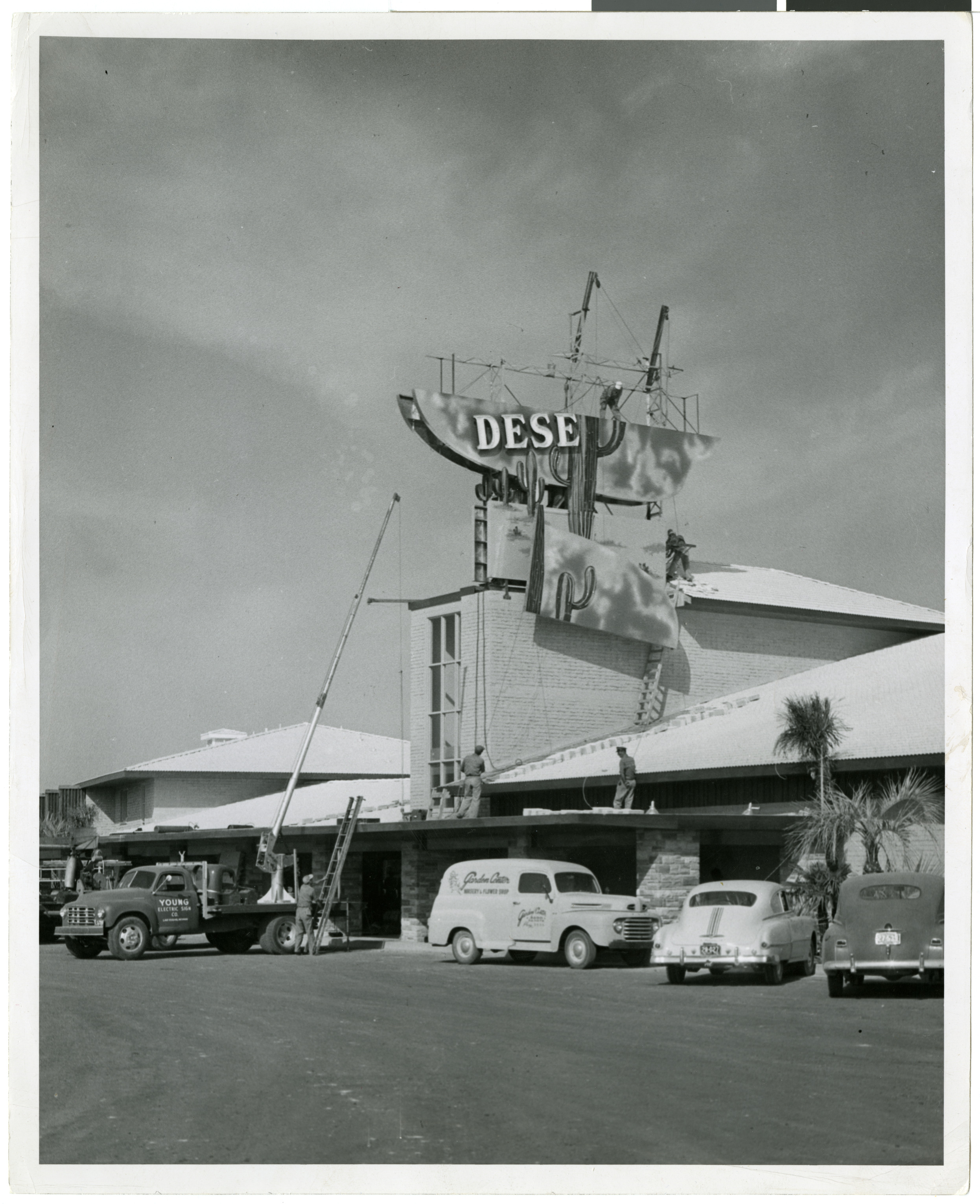Photograph of the assembly of the sign for Wilbur Clark's Desert Inn (Las Vegas), circa 1950s