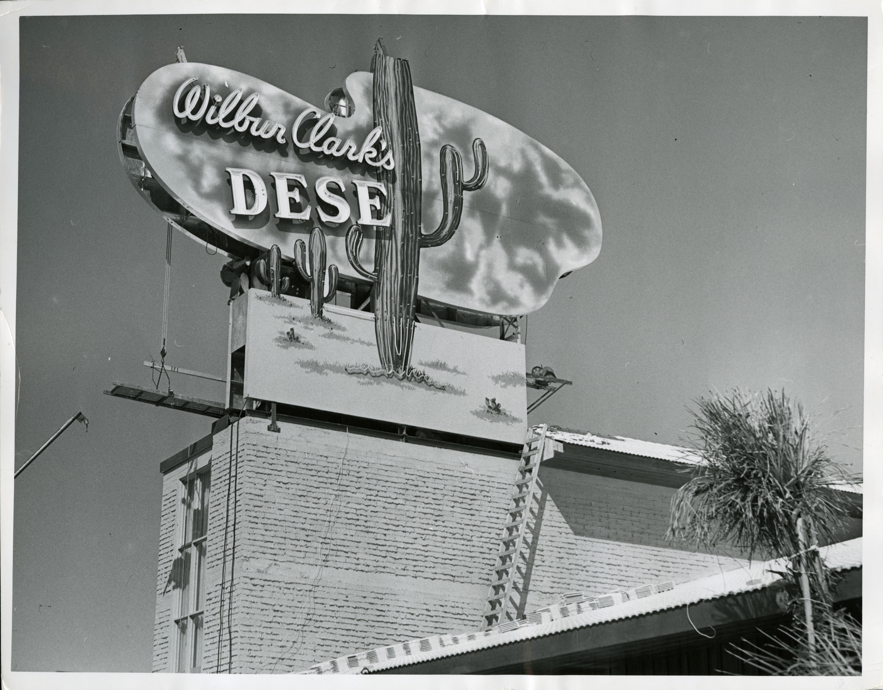 Photograph of the sign for Wilbur Clark's Desert Inn during assembly (Las Vegas), circa 1950s